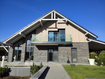 elewacja drewniana deska modrzew cegła licówka Pracownia Stolarska Latzke