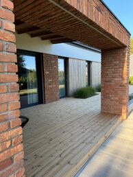 taras drewniany deska tarasowa thermo sosna elewacja drewno + cegła elewacja thermo sosna