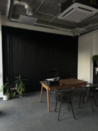 biuro projektowe boazeria wewnątrz czarna deska modrzew Pracownia Stolarska Latzke