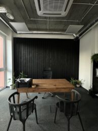 biuro projektowe boazeria wewnątrz czarna deska modrzew Pracownia Stolarska Latzke