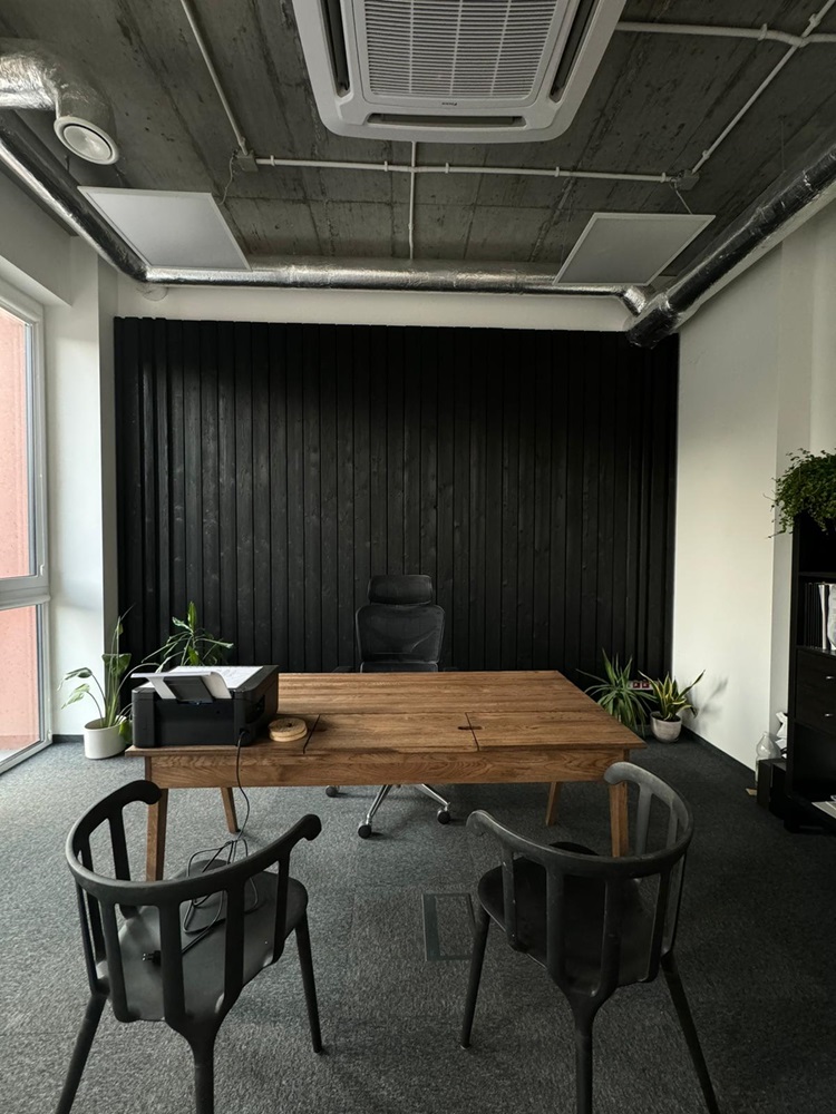 biuro projektowe boazeria wewnątrz czarna deska modrzew Pracownia Stolarska Latzke