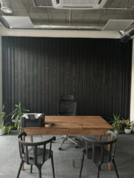 biuro projektowe boazeria wewnątrz czarna deska modrzew Pracownia Stolarska Latzke