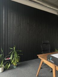 biuro projektowe boazeria wewnątrz czarna deska modrzew Pracownia Stolarska Latzke