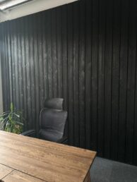 biuro projektowe boazeria wewnątrz czarna deska modrzew Pracownia Stolarska Latzke