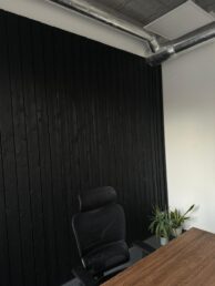biuro projektowe boazeria wewnątrz czarna deska modrzew Pracownia Stolarska Latzke