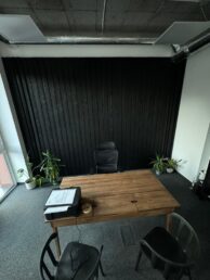 biuro projektowe boazeria wewnątrz czarna deska modrzew Pracownia Stolarska Latzke