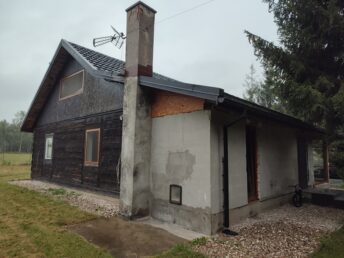 dom drewniany stary 200-letni remont modernizacja elewacja drewniana czarna deska opalana Pracownia Stolarska Latzke