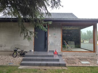 dom drewniany stary 200-letni remont modernizacja elewacja drewniana czarna deska opalana Pracownia Stolarska Latzke