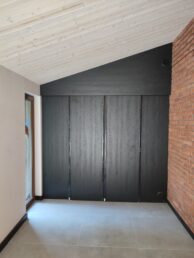 dom drewniany stary 200-letni remont modernizacja ogród zimowy cegła na ścianie biała boazeria na suficie przepierzenie