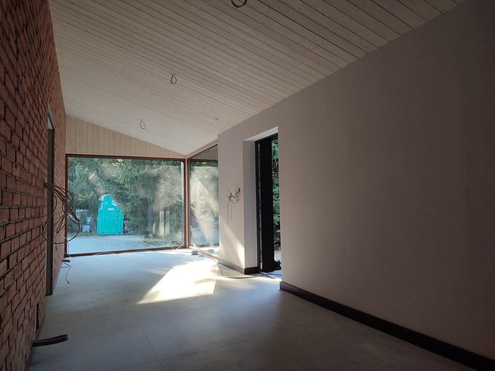 dom drewniany stary 200-letni remont modernizacja ogród zimowy cegła na ścianie biała boazeria na suficie