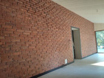 dom drewniany stary 200-letni remont modernizacja ogród zimowy cegła na ścianie