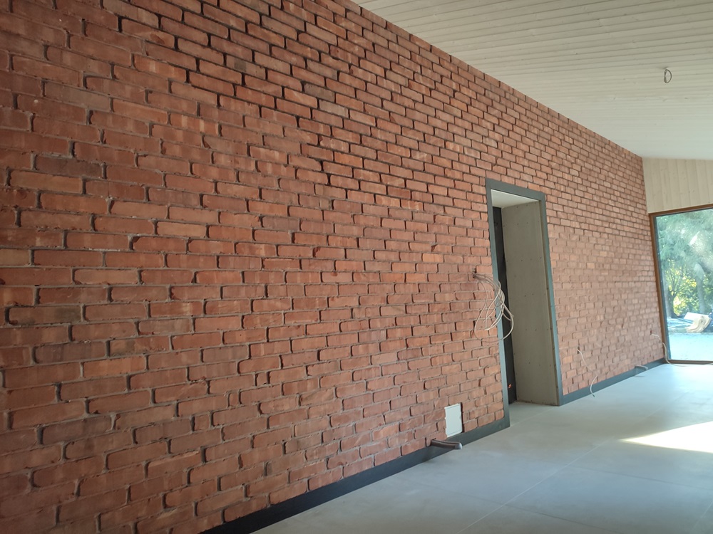 dom drewniany stary 200-letni remont modernizacja ogród zimowy cegła na ścianie