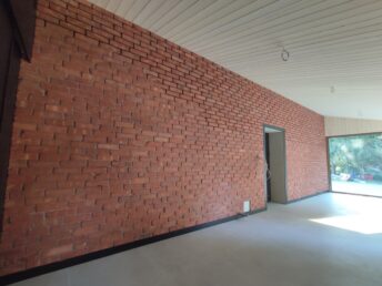 dom drewniany stary 200-letni remont modernizacja ogród zimowy cegła na ścianie