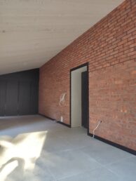 dom drewniany stary 200-letni remont modernizacja ogród zimowy cegła na ścianie biała boazeria na suficie