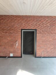 dom drewniany stary 200-letni remont modernizacja ogród zimowy cegła na ścianie biała boazeria na suficie