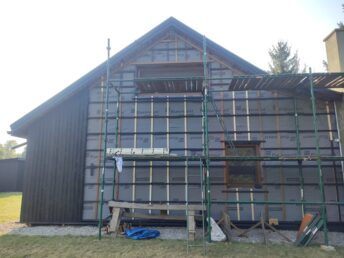 dom drewniany stary 200-letni remont modernizacja elewacja drewniana czarna deska opalana Pracownia Stolarska Latzke