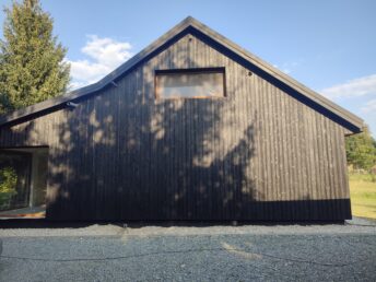 dom drewniany stary 200-letni remont modernizacja elewacja drewniana czarna deska opalana Pracownia Stolarska Latzke