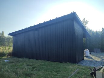 dom drewniany stary 200-letni remont modernizacja elewacja drewniana czarna deska opalana Pracownia Stolarska Latzke