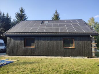 dom drewniany stary 200-letni remont modernizacja elewacja drewniana czarna deska opalana Pracownia Stolarska Latzke