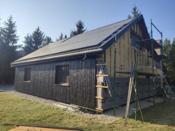 dom drewniany stary 200-letni remont modernizacja elewacja drewniana czarna deska opalana Pracownia Stolarska Latzke