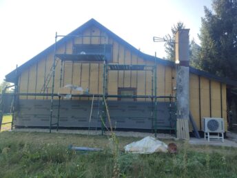 dom drewniany stary 200-letni remont modernizacja elewacja drewniana czarna deska opalana Pracownia Stolarska Latzke