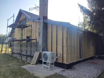 dom drewniany stary 200-letni remont modernizacja elewacja drewniana czarna deska opalana Pracownia Stolarska Latzke