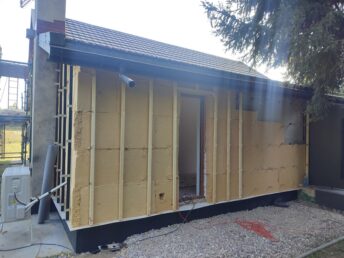 dom drewniany stary 200-letni remont modernizacja elewacja drewniana czarna deska opalana Pracownia Stolarska Latzke