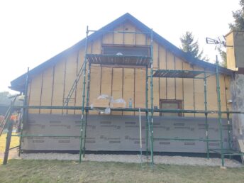 dom drewniany stary 200-letni remont modernizacja elewacja drewniana czarna deska opalana Pracownia Stolarska Latzke