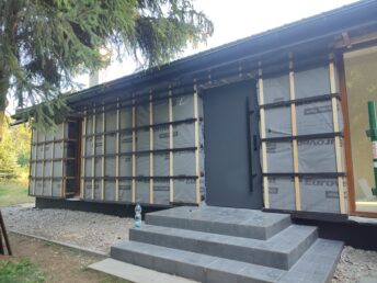 dom drewniany stary 200-letni remont modernizacja elewacja drewniana czarna deska opalana Pracownia Stolarska Latzke