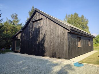 dom drewniany stary 200-letni remont modernizacja elewacja drewniana czarna deska opalana Pracownia Stolarska Latzke