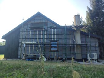 dom drewniany stary 200-letni remont modernizacja elewacja drewniana czarna deska opalana Pracownia Stolarska Latzke