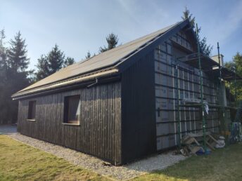 dom drewniany stary 200-letni remont modernizacja elewacja drewniana czarna deska opalana Pracownia Stolarska Latzke