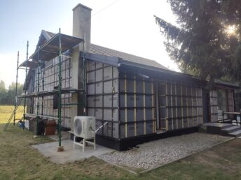 dom drewniany stary 200-letni remont modernizacja elewacja drewniana czarna deska opalana Pracownia Stolarska Latzke