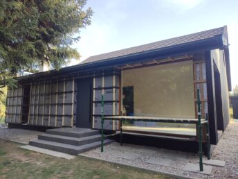 dom drewniany stary 200-letni remont modernizacja elewacja drewniana czarna deska opalana Pracownia Stolarska Latzke