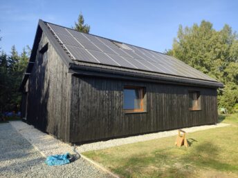 dom drewniany stary 200-letni remont modernizacja elewacja drewniana czarna deska opalana Pracownia Stolarska Latzke