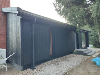 dom drewniany stary 200-letni remont modernizacja elewacja drewniana czarna deska opalana Pracownia Stolarska Latzke