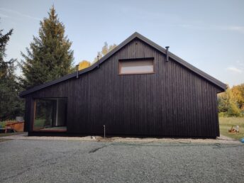 dom drewniany stary 200-letni remont modernizacja elewacja drewniana czarna deska opalana Pracownia Stolarska Latzke