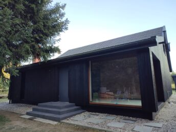 dom drewniany stary 200-letni remont modernizacja elewacja drewniana czarna deska opalana Pracownia Stolarska Latzke