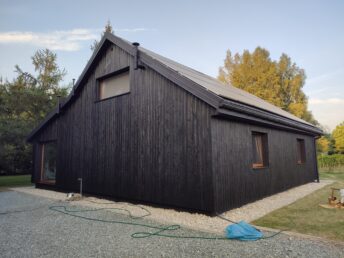 dom drewniany stary 200-letni remont modernizacja elewacja drewniana czarna deska opalana Pracownia Stolarska Latzke