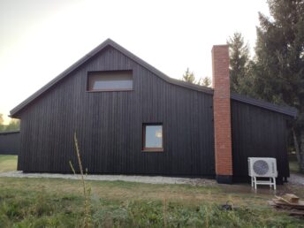 dom drewniany stary 200-letni remont modernizacja elewacja drewniana czarna deska opalana Pracownia Stolarska Latzke