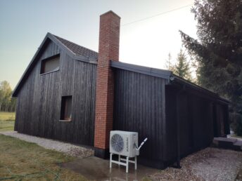 dom drewniany stary 200-letni remont modernizacja elewacja drewniana czarna deska opalana Pracownia Stolarska Latzke