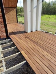 cegła licówka na elewacji taras drewniany z thermo jesionu Pracownia Stolarska Latzke