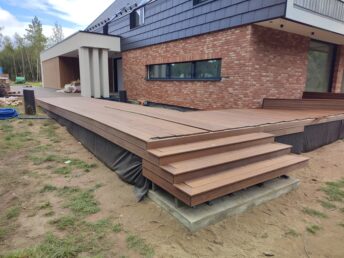 cegła licówka na elewacji taras drewniany z thermo jesionu Pracownia Stolarska Latzke