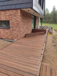 cegła licówka na elewacji taras drewniany z thermo jesionu Pracownia Stolarska Latzke