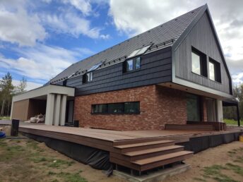 cegła licówka na elewacji taras drewniany z thermo jesionu Pracownia Stolarska Latzke