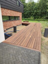 cegła licówka na elewacji taras drewniany z thermo jesionu Pracownia Stolarska Latzke