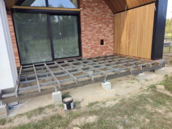 cegła licówka na elewacji taras drewniany z thermo jesionu Pracownia Stolarska Latzke