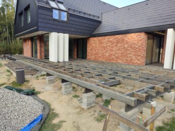 cegła licówka na elewacji taras drewniany z thermo jesionu Pracownia Stolarska Latzke