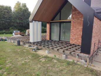 cegła licówka na elewacji taras drewniany z thermo jesionu Pracownia Stolarska Latzke