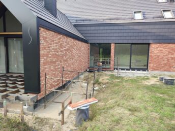 cegła licówka na elewacji taras drewniany z thermo jesionu Pracownia Stolarska Latzke